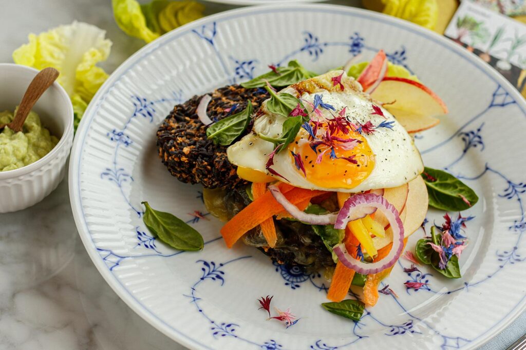 Bunte Veggie Burger mit Nero Reis