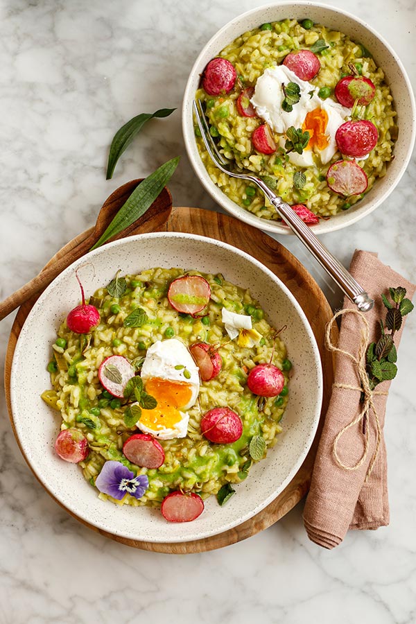 Erbsen-Minze-Risotto mit glasierten Radieschen und pochiertem Ei