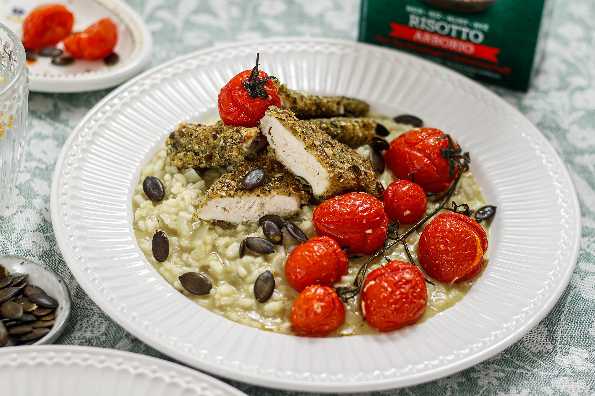 Kürbiskern-Backhendl-Streifen mit Kürbiskernöl-Risotto & geschmorten Tomaten