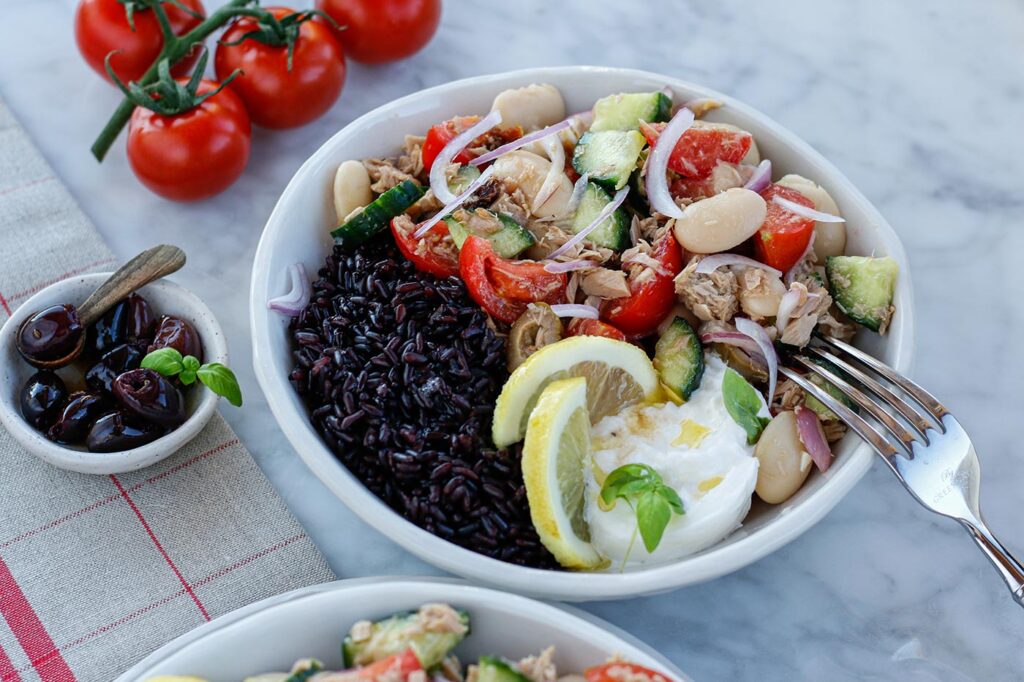 Mediterrane Nero-Bowl mit Thunfisch-Bohnen-Salat mit Tomaten