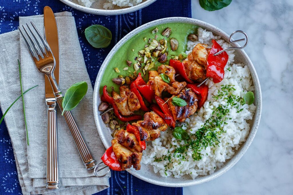 Reis-Bowl mit würzigem Hähnchen-Spieß und Erbsen-Pistazien-Creme