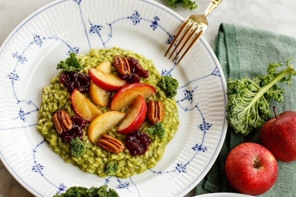 Grünkohl-Risotto mit gebratenen Äpfeln, Pekannüssen und Preiselbeeren